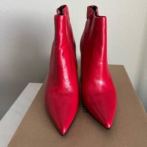 Never worn. Steve Madden